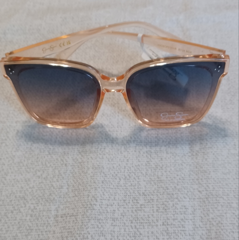 Jessica Sinpsom Stylish Sunglasses with Gradient Lenses